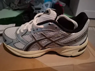 Zapatillas Asics plateadas y blancas. Imitación.