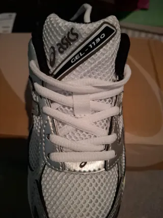 Zapatillas Asics plateadas y blancas. Imitación.