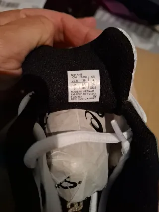 Zapatillas Asics plateadas y blancas. Imitación.