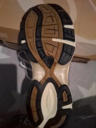 Zapatillas Asics plateadas y blancas. Imitación.