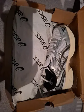 Zapatillas Asics plateadas y blancas. Imitación.