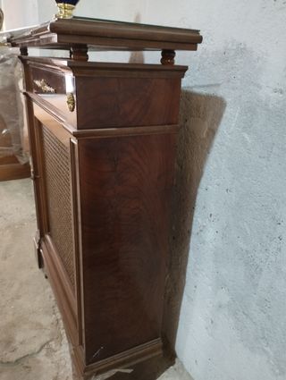 Mueble madera con cristal y detalles dorados