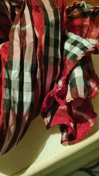 Sciarpette a quadri rosse e nere