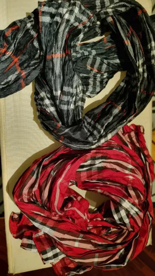 Sciarpette a quadri rosse e nere