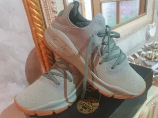 Zapatillas Under Armour Grises y Naranja