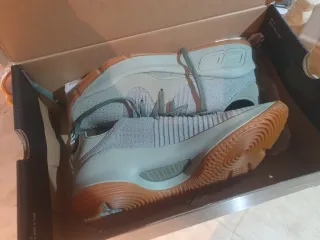 Zapatillas Under Armour Grises y Naranja