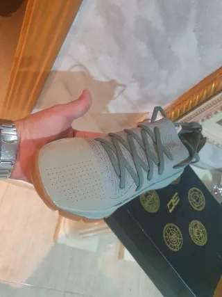 Zapatillas Under Armour Grises y Naranja