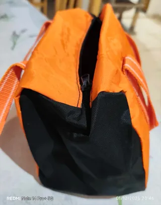 Bolsa de mano naranja y negra