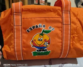 Bolsa de mano naranja y negra