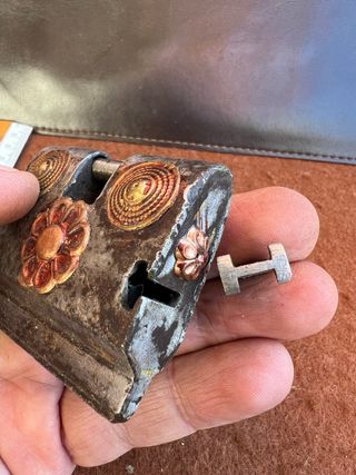 Antico lucchetto a slitta decorato con chiave