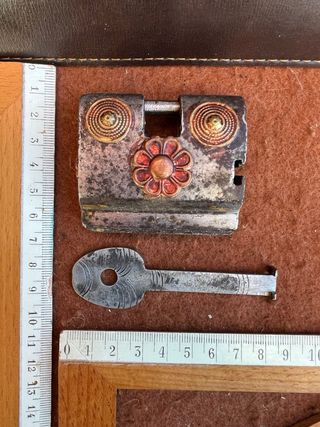 Antico lucchetto a slitta decorato con chiave