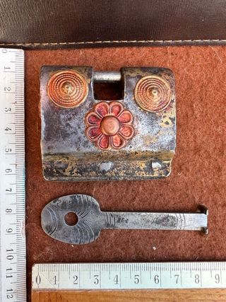 Antico lucchetto a slitta decorato con chiave