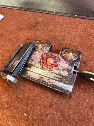 Antico lucchetto a slitta decorato con chiave