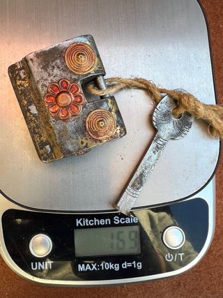 Antico lucchetto a slitta decorato con chiave