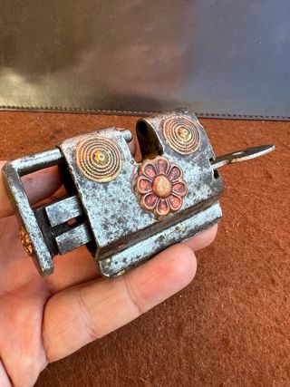 Antico lucchetto a slitta decorato con chiave