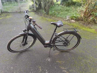 Bicicleta Eléctrica Cube Negra