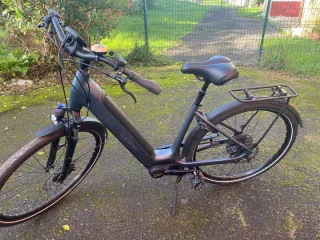 Bicicleta Eléctrica Cube Negra