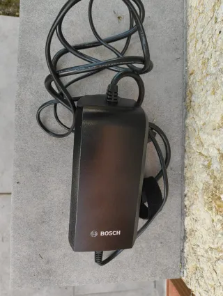 Bicicleta Eléctrica Cube Negra