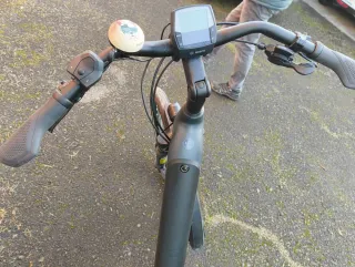 Bicicleta Eléctrica Cube Negra