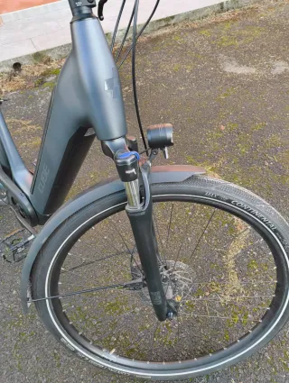 Bicicleta Eléctrica Cube Negra