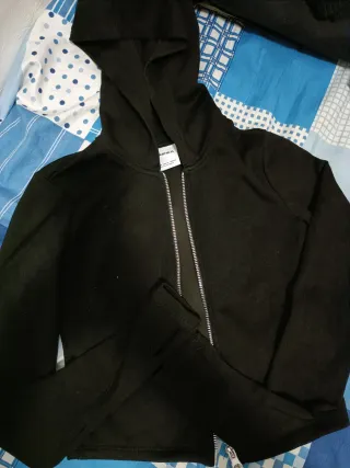 Sudadera Bershka crop negra cremallera