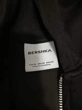 Sudadera Bershka crop negra cremallera