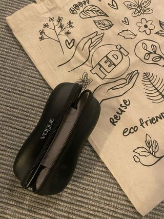 Lote Funda Vogue y bolsa de algodón.