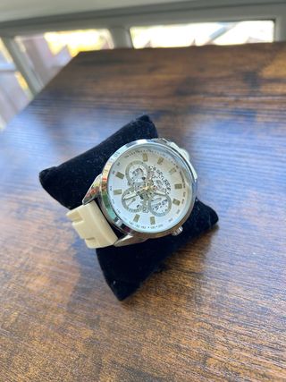 Reloj Skyline Plateado y blanco.