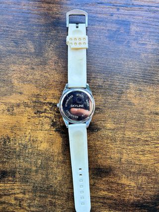 Reloj Skyline Plateado y blanco.