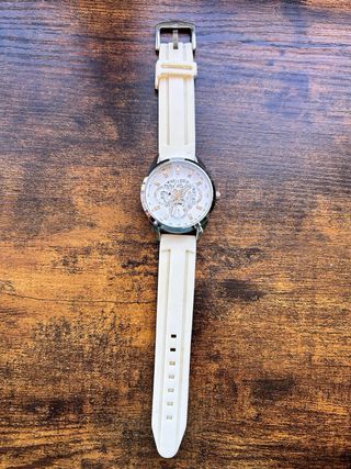 Reloj Skyline Plateado y blanco.