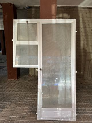 Puerta de aluminio con mosquitera