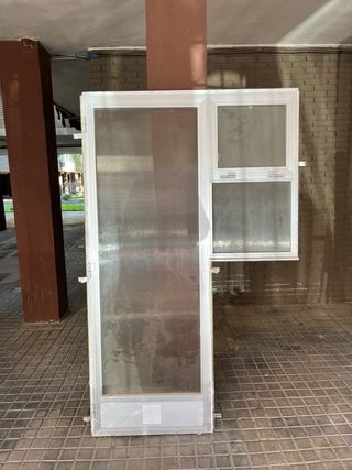 Puerta de aluminio con mosquitera