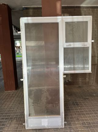 Puerta de aluminio con mosquitera