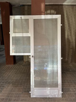 Puerta de aluminio con mosquitera