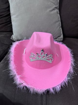 Sombrero vaquero rosa con corona y plumas