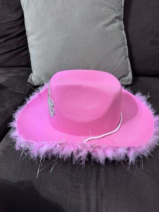 Sombrero vaquero rosa con corona y plumas
