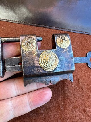 Antico lucchetto decorato con chiave