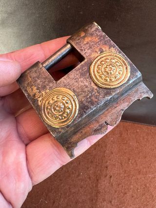 Antico lucchetto decorato con chiave