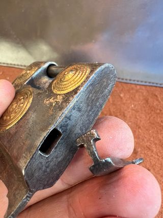 Antico lucchetto decorato con chiave