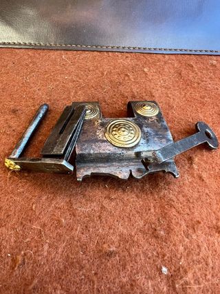 Antico lucchetto decorato con chiave