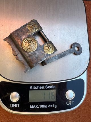 Antico lucchetto decorato con chiave