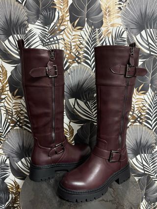 Stivali alti bordeaux con fibbia