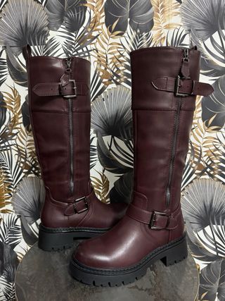 Stivali alti bordeaux con fibbia
