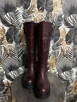 Stivali alti bordeaux con fibbia