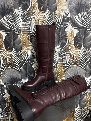 Stivali alti bordeaux con fibbia