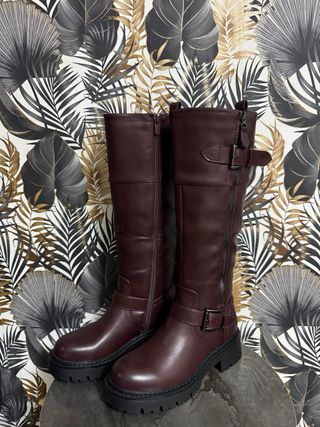 Stivali alti bordeaux con fibbia