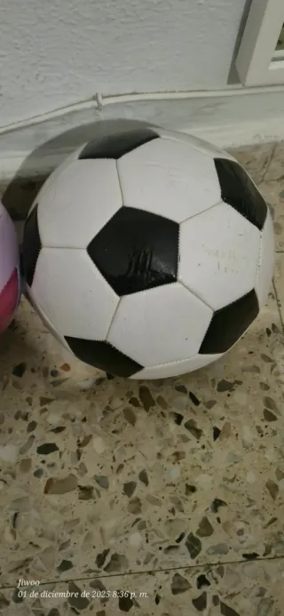 Balón de fútbol blanco y negro