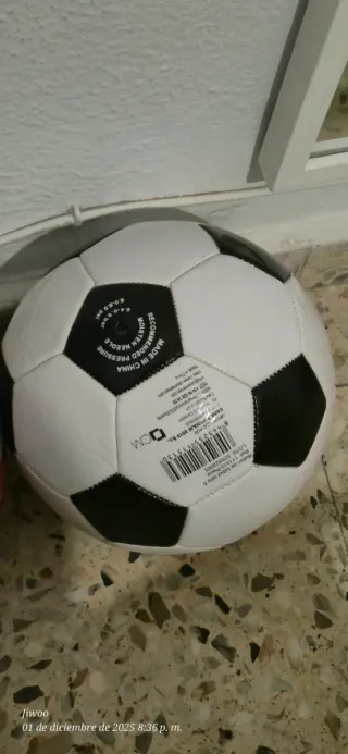 Balón de fútbol blanco y negro