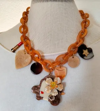 Collar colgante mujer pintalabios y corazón