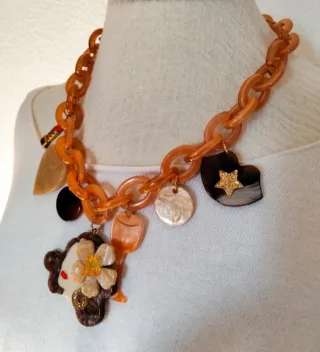 Collar colgante mujer pintalabios y corazón